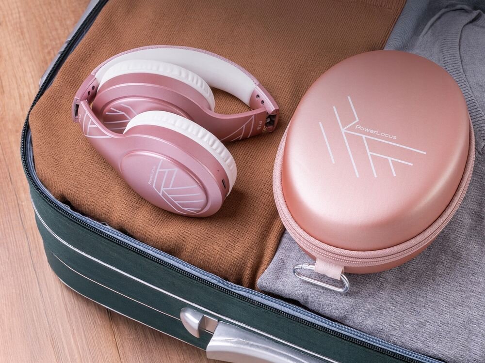 Słuchawki nauszne POWERLOCUS P19 bateria 70 godzin USB-C kabel AUX, słuchawki wraz z etui leżące w walizce