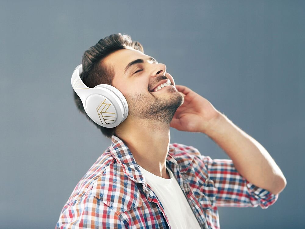 Słuchawki nauszne POWERLOCUS P19 wytrzymałość regulowany pałąk solidne zawiasy, osoba z założonymi słuchawkami nausznymi