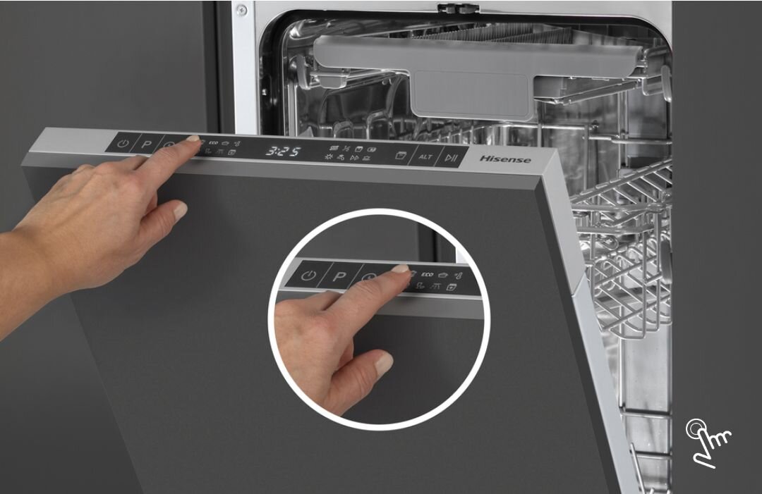 ZMYWARKA HISENSE HV543D10 Panel sterowania zintegrowanej zmywarki Hisense, obsługiwany dotykowo przez dłoń, z powiększonym kołem pokazującym wybór programu na dotykowych przyciskach