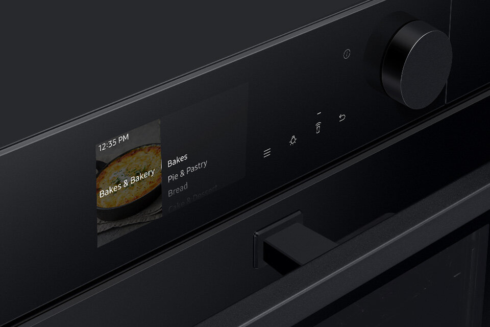 Zbliżenie pokazujące panel dotykowy piekarnika parowego NV7B6795JAK, który jest dostępny w ofercie Media Expert.
