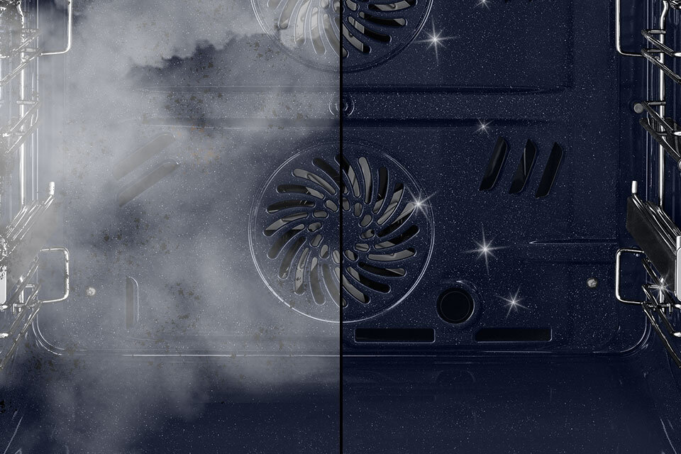 Zdjęcie pokazuje komorę piekarnika, która jest czyszczona za pomocą pary