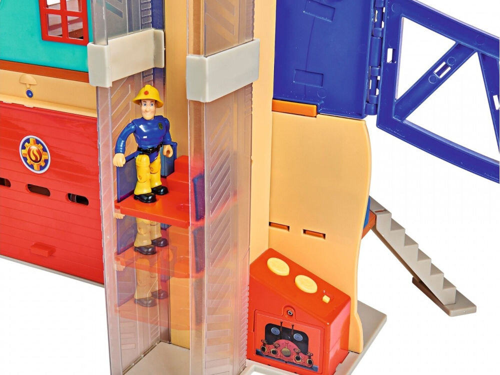 Remiza strażacka SIMBA Strażak Sam 109251059 wieża treningowa drabina po której można zjechać na linie lub zjechać
					na tyrolce do sąsiedniej remizy ścianka wspinaczkowa, która łączy stację z wieżą lądowisko dla helipoterów zasilana bateryjnie winda