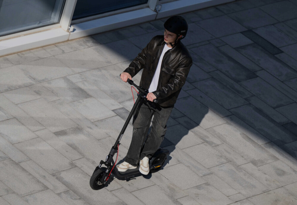 Hulajnoga elektryczna SEGWAY F2 Pro D II 65km 900W 10 cali Czarny miasto chodnik droga osoba jedzie na hulajnodze wytrzymała konstrukcja z wysokiej jakości stali dla osób o maksymalnej wadze do 120 kg spory deck komfortowa i stabilna jazda antypoślizgowa powłoka