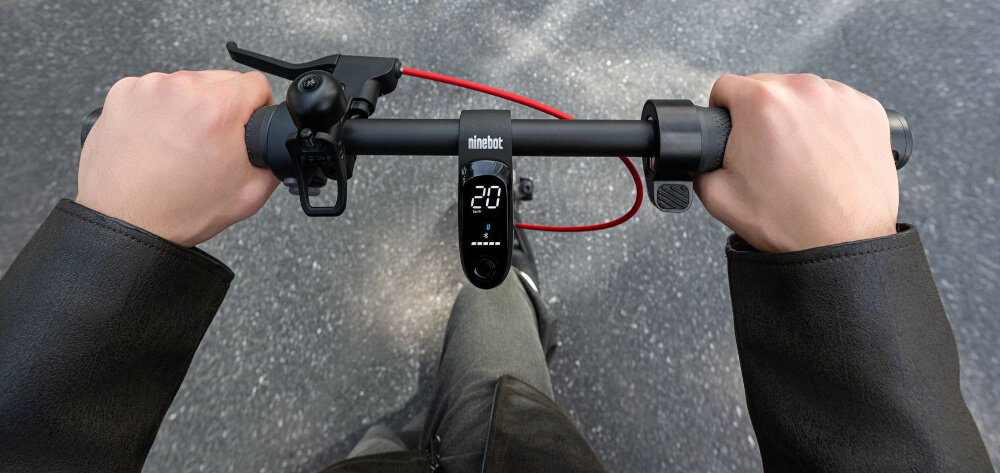 Hulajnoga elektryczna SEGWAY F2 Pro D II 65km 900W 10 cali Czarny droga widok z góry osoba jedzie na hulajnodze trzyma dłonie na uchwytach widok na włączony wyświetlacz wysokość 124 cm podróżowanie w wyprostowanej pozycji ciała stabilność podczas jazdy kolorowy wyświetlacz z diodami LED wysoka rozdzielczość