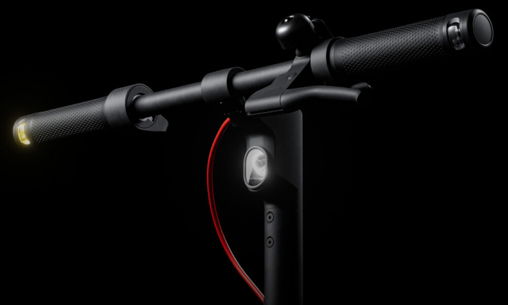 Hulajnoga elektryczna SEGWAY F2 Pro D II 65km 900W 10 cali Czarny ciemne tło zbliżenie na kierownicę kierunkowskaz zapalone światełko widok na przednie światło przednie światło LED o mocy 2,1 W widoczność do 16 metra tylne światło pełniące funkcję sygnalizacji hamowania zintegrowane kierunkowskazy z przodu i tyłu certyfikat EU E-Mark kąt widzenia do 80° bezpieczeństwo podczas sygnalizowania manewrów jazda bezpieczna i komfortowa