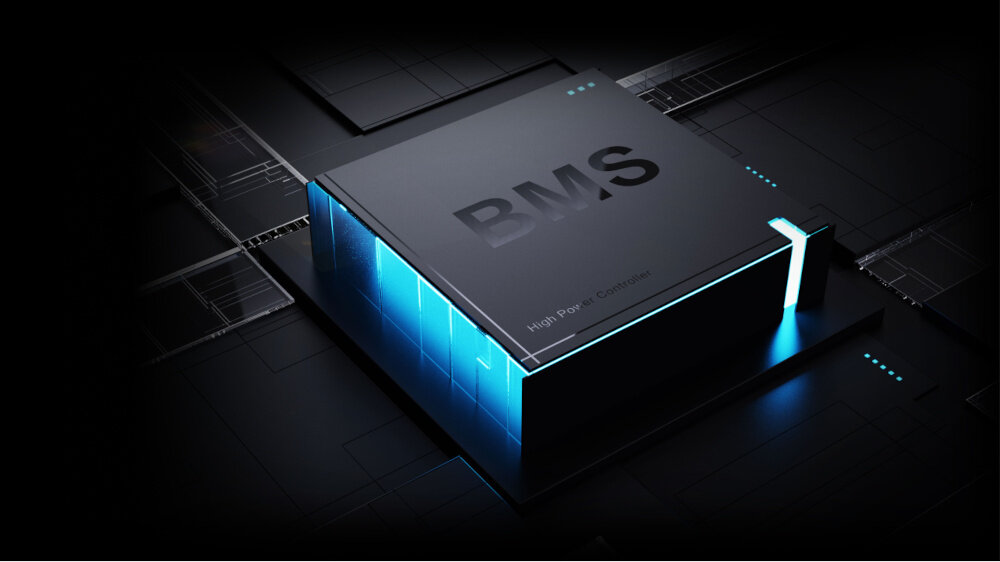Hulajnoga elektryczna SEGWAY F2 Pro D II 65km 900W 10 cali Czarny zbliżenie na mechanizm BMS ciemne tło wbudowany mechanizm ochronny BMS 2.0 w inteligentny sposób zarządza baterią zabezpiecza akumulator przed zwarciem przeładowaniem czy nadmiernym rozładowaniem BMS chroni baterię przed wysoką temperaturą i przed wyłączeniem przy niskim napięciu