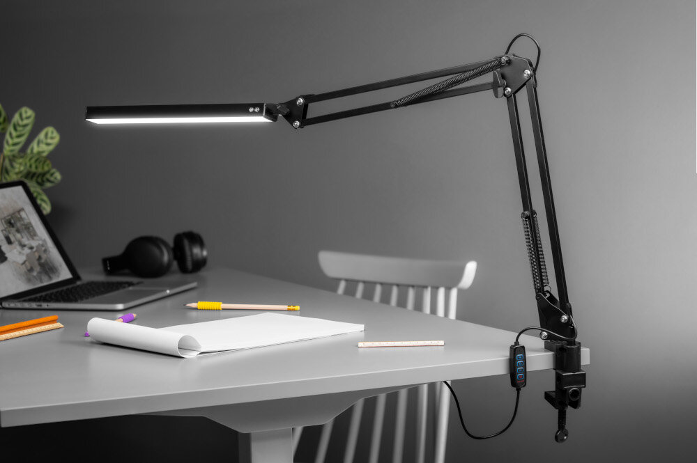 Lampka biurkowa TRACER Kreator TRAOSW47351 80 jasnych diod LED strumien swietlny 420 lm niskie zuzycie energii temperatura barwowa 2700-6500 K moc 12 V wydajne oswietlenie