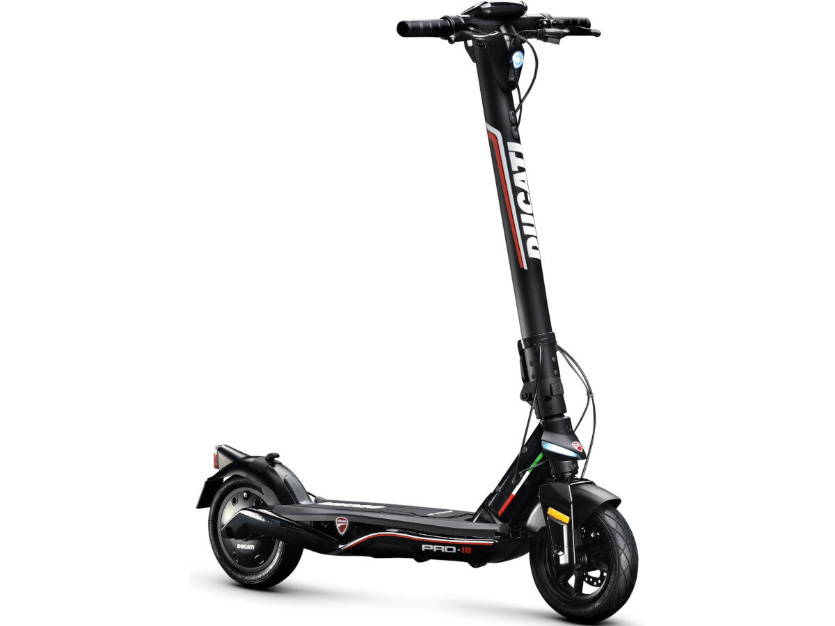 Hulajnoga elektryczna DUCATI Pro III Czarno-czerwono-bialy wyglad