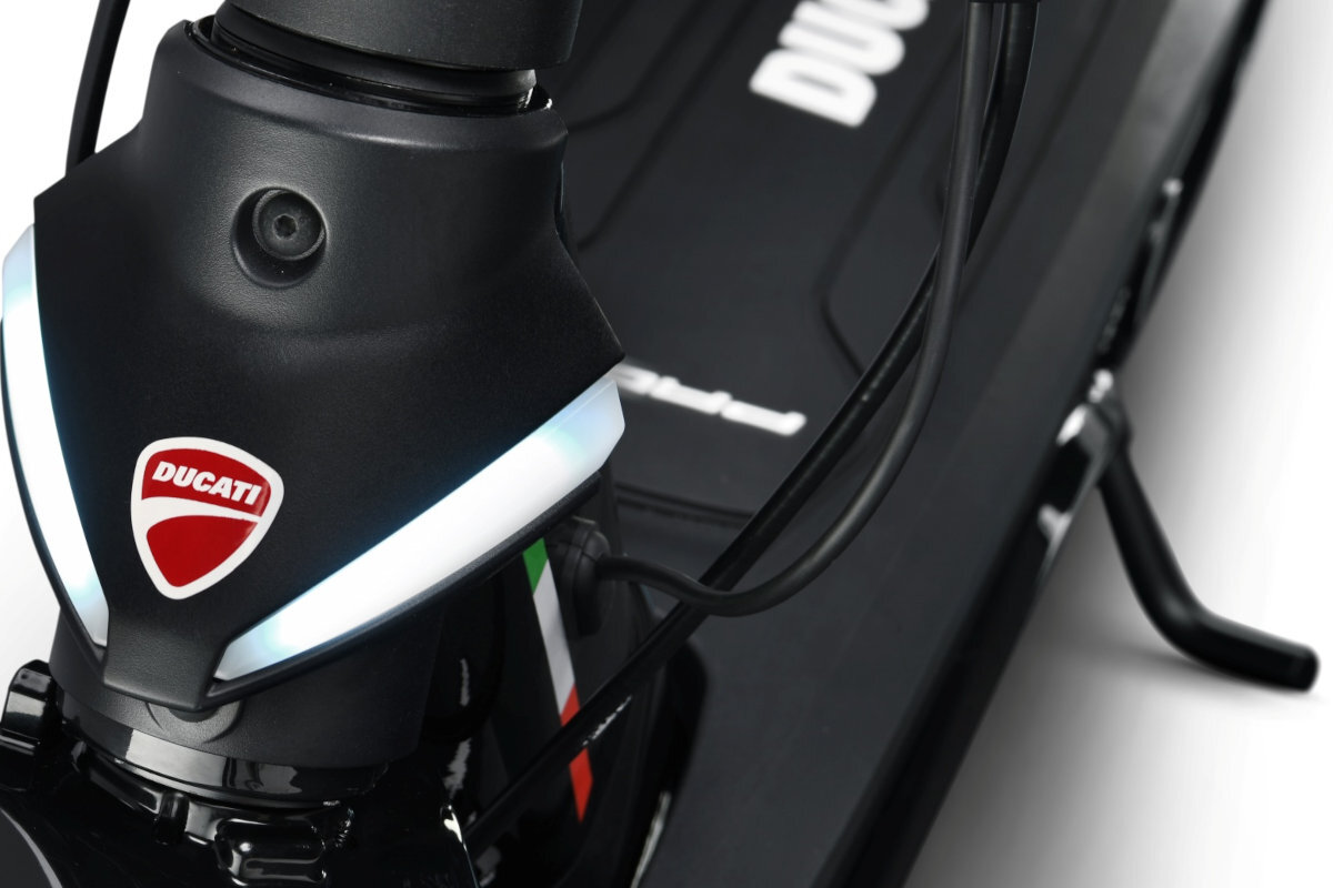 Hulajnoga elektryczna DUCATI Pro III Czarno-czerwono-bialy nozka stopka