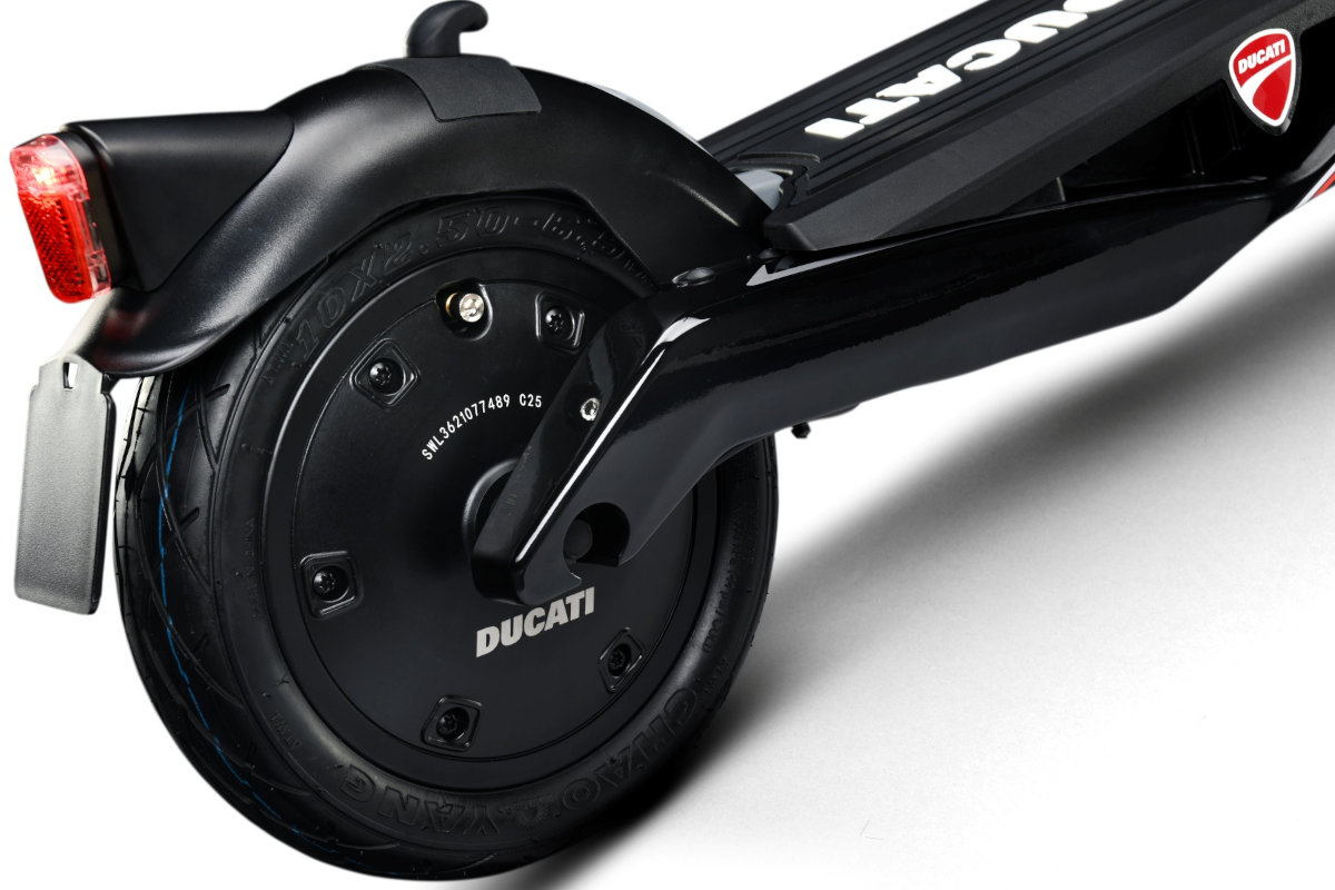 Hulajnoga elektryczna DUCATI Pro III Czarno-czerwono-bialy silnik bateria zasieg