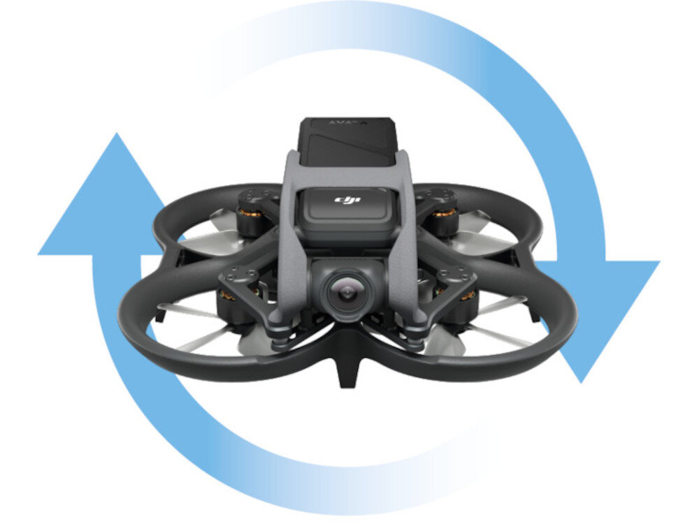 Na obrazie widoczny jest dron z logo DJI, otoczony niebieską strzałką wskazującą obrót. Dron ma cztery śmigła osłonięte ochronnymi pierścieniami.