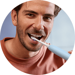 Mężczyzna szczotkujący zęby.