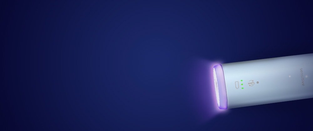 Zbliżenie na dolną część szczoteczki, na której znajduje się czujnik.