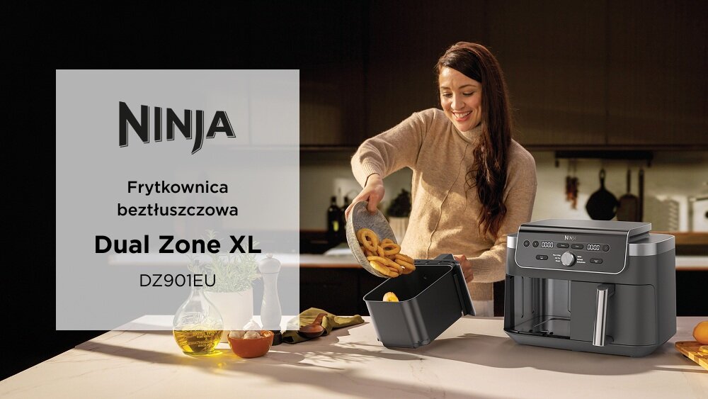 Kobieta w kuchni używa frytkownicy beztłuszczowej z podwójnym koszem. Obok widoczny jest napis: \'NINJA Frytkownica beztłuszczowa Dual Zone XL DZ901EU\'.
