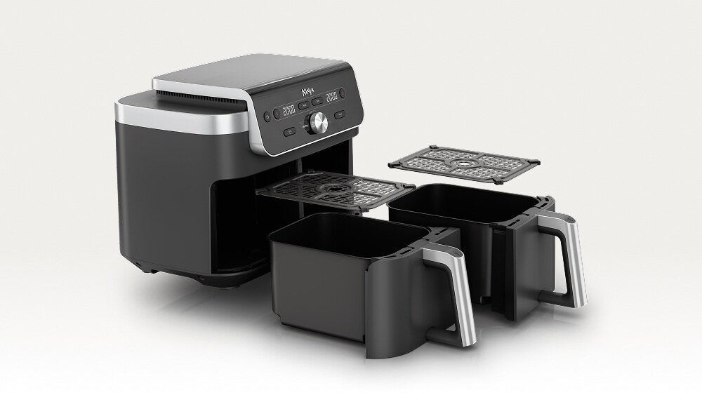 Na obrazie widoczna jest czarna frytkownica beztłuszczowa z podwójnym koszem i srebrnymi elementami. Na froncie urządzenia znajduje się logo \'Ninja\' oraz przyciski sterujące.