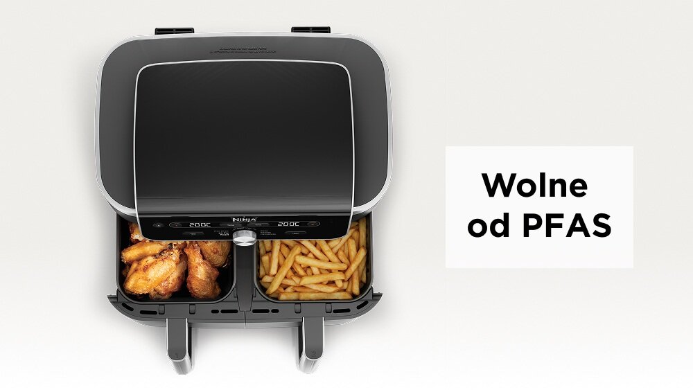 Obraz przedstawia frytkownicę beztłuszczową z podwójnym koszem, w którym znajdują się kawałki kurczaka i frytki. Obok urządzenia widoczny jest napis \'Wolne od PFAS\'.