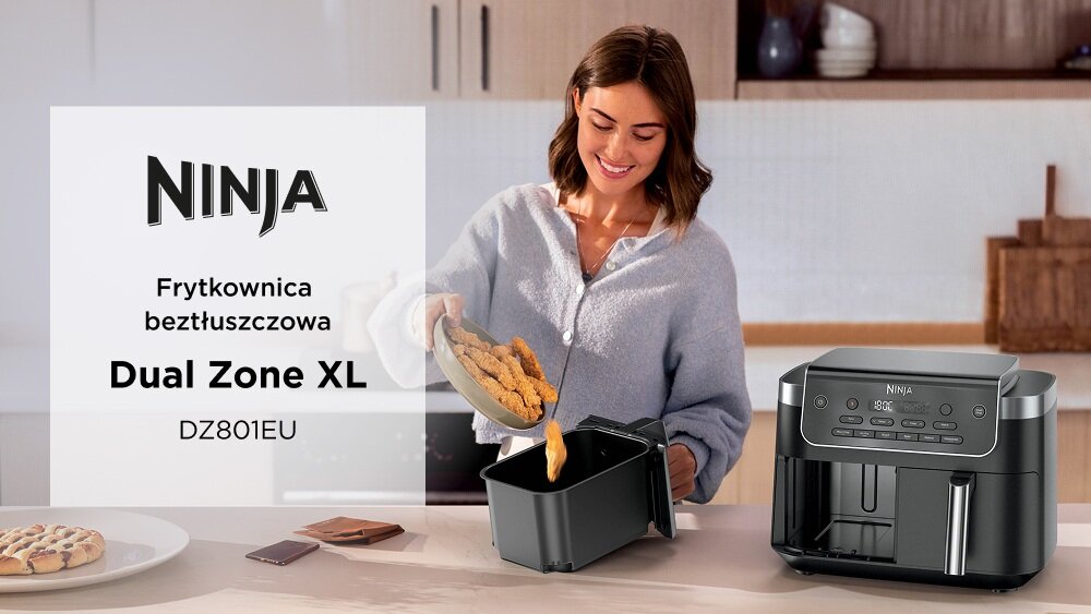 Kobieta wsypuje jedzenie do kosza frytkownicy beztłuszczowej NINJA Dual Zone XL DZ801EU. Obok znajduje się frytkownica z widocznym panelem sterowania i logo NINJA.