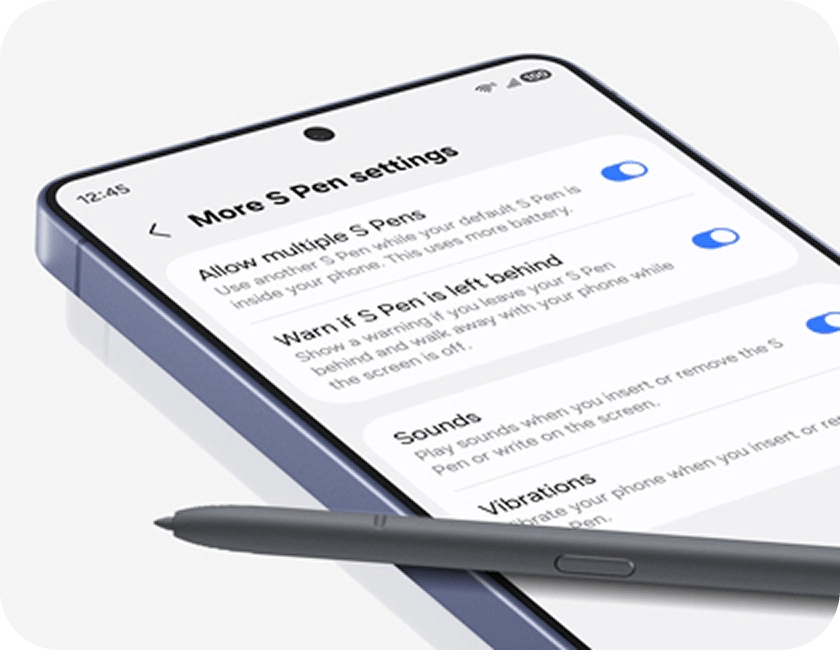 Na obrazie widać smartfon z wyświetlonymi ustawieniami S Pen, a obok leży czarny rysik. Na ekranie widoczne są opcje takie jak \'Allow multiple S Pens\' i \'Warn if S Pen is left behind\'.