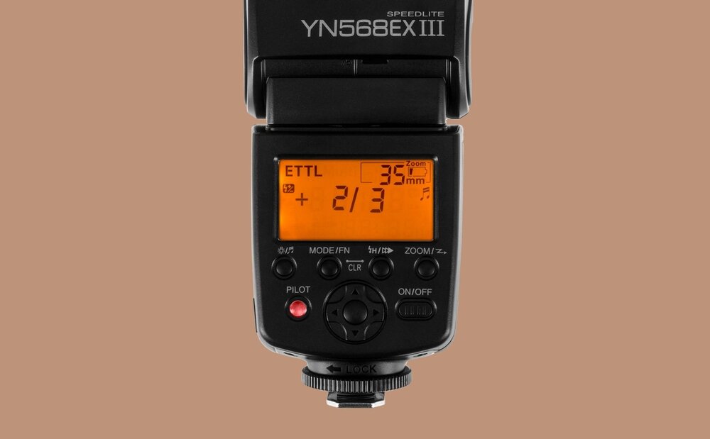 Lampa błyskowa Yongnuo YN568EX III do Canon zbliżenie na wyświetlacz oraz przyciski