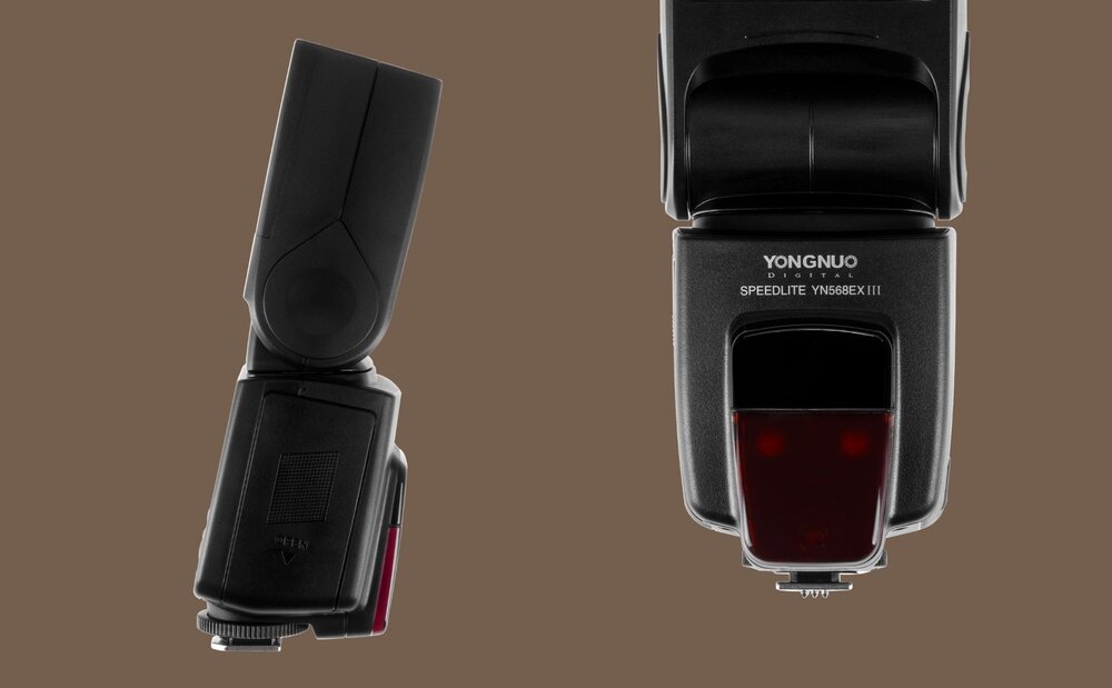 Lampa błyskowa Yongnuo YN568EX III do Canon w dwóch rzutach od strony klapki baterii oraz od strony diody wymagania autofokusa