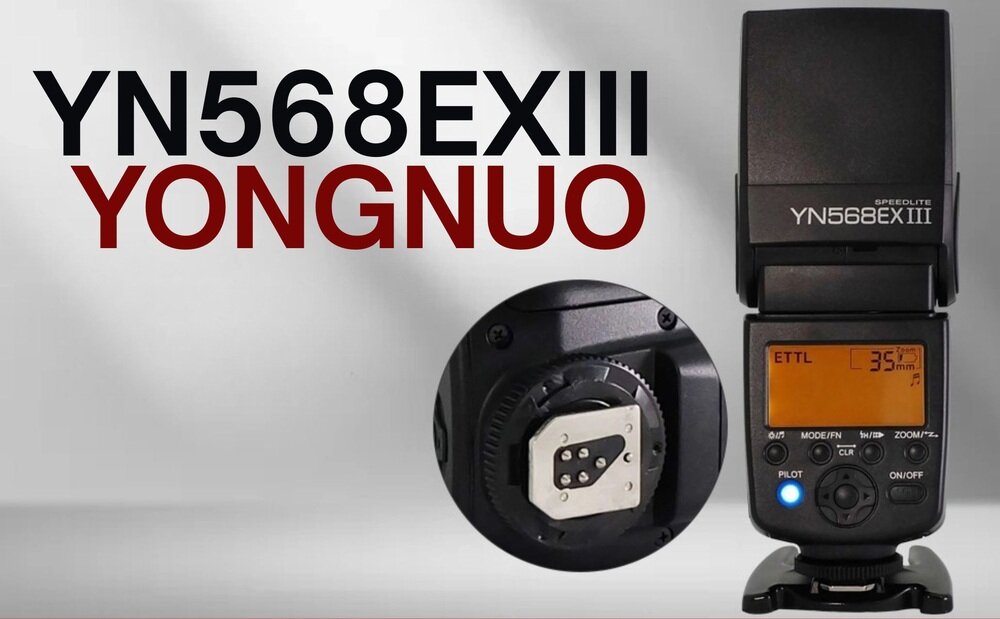 Lampa błyskowa Yongnuo YN568EX III do Canon baner ze zbliżeniem na stopkę oraz lampa od strony wyświetlacza na podstawce