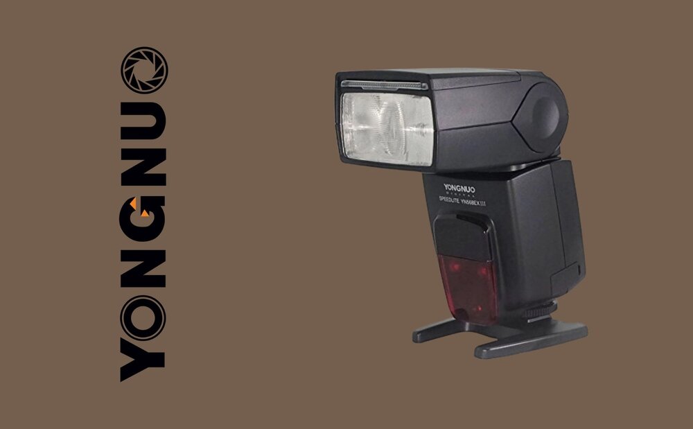 Lampa błyskowa Yongnuo YN568EX III do Canon na podstawce od strony głowicy lampy