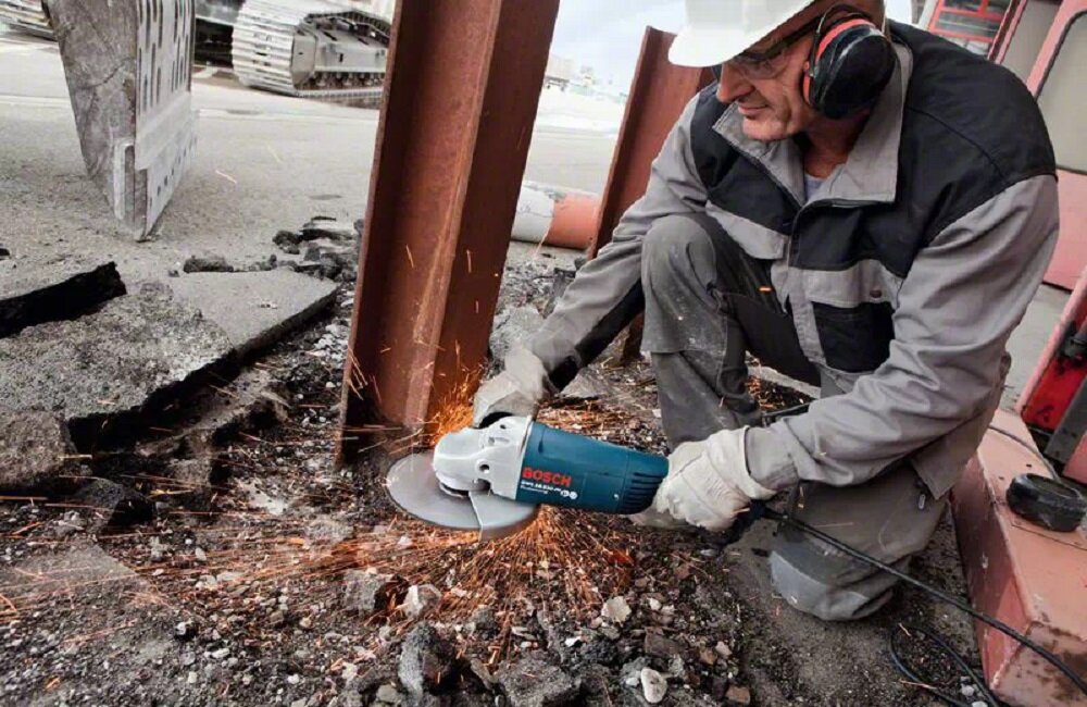 Szlifierka kątowa BOSCH GWS 24 230 JH blokada samoczynnego rozruchu