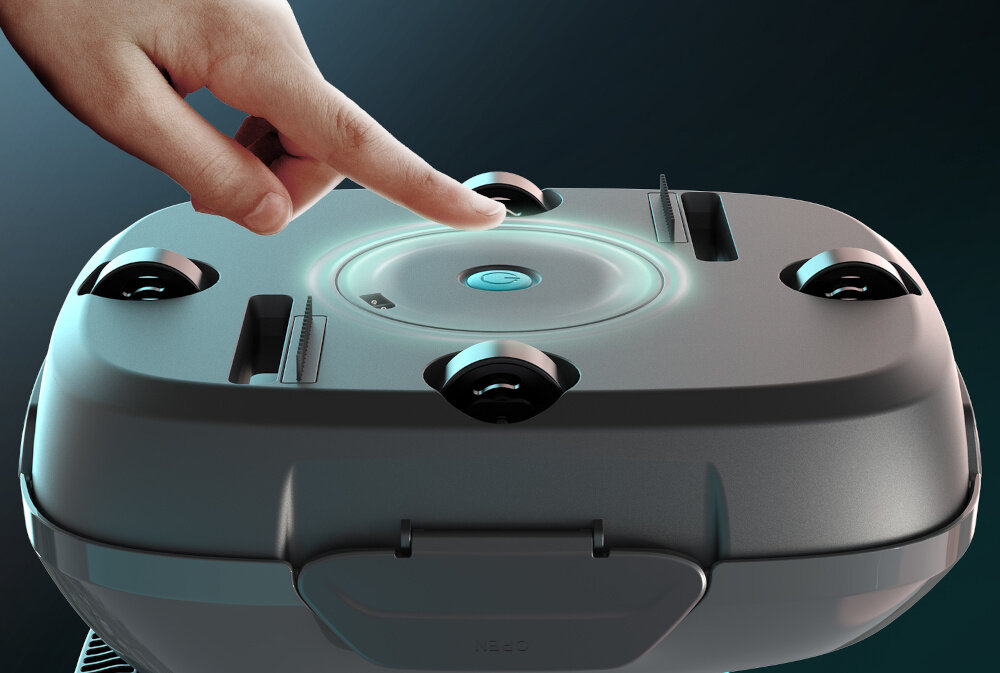 Robot do czyszczenia basenów AIPER Scuba SE przycisk osoba zbliża palec do przycisku przycisk nieskazitelna czystość czas pracy około 90 minut czas ładowania około 3 godzin robot emituje sygnały dźwiękowe