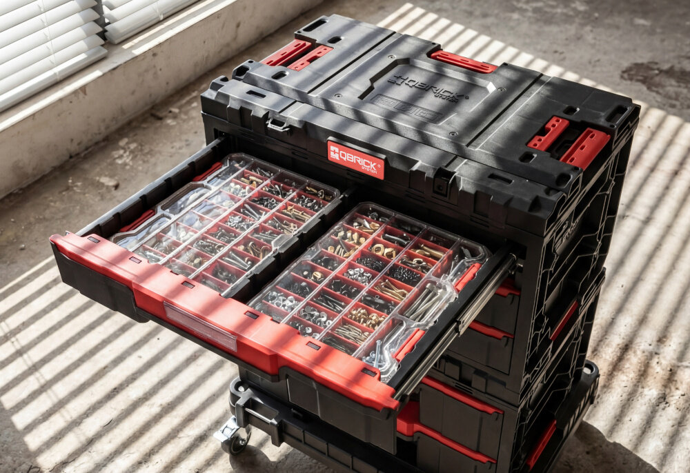 Zestaw skrzynek narzędziowych QBRICK System ONE Drawer 2 Toolbox 2.0 PROMO Compact Organizers Set pomieszczenie skrzynka ustawiona na innych skrzynkach betonowa podłoga organizacja porządek segregacja