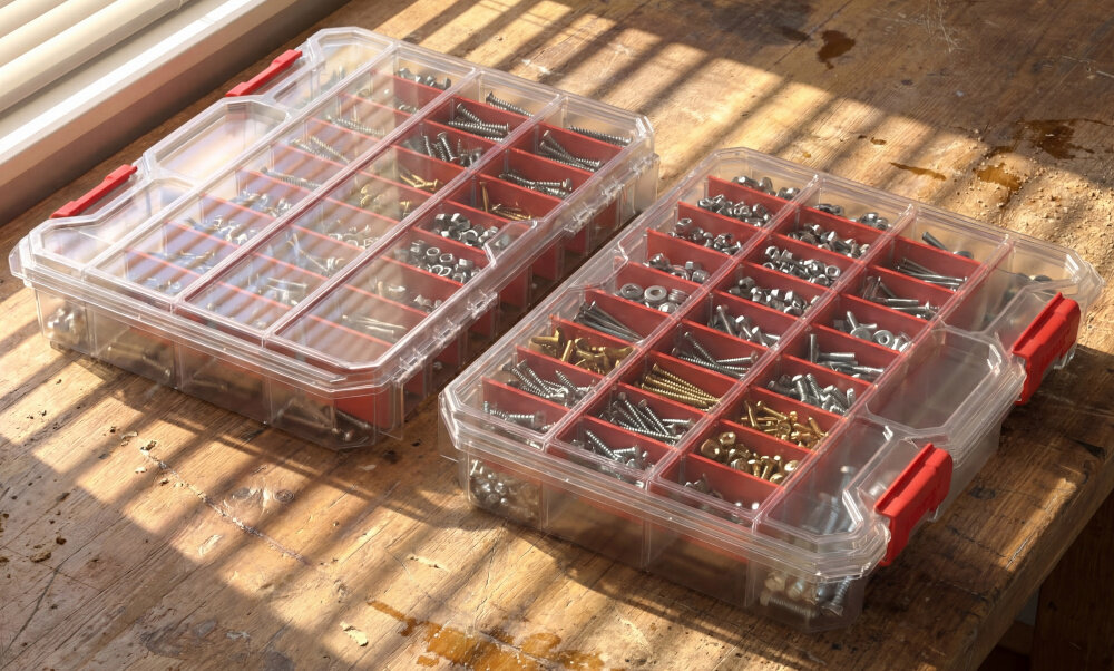 Zestaw skrzynek narzędziowych QBRICK System ONE Drawer 3 Toolbox Promo Compact Organizers SET organizery ustawione na drewnianej podłodze czternaście organizerów z serii Qbrick Regular w wersjach L, M Plus oraz S Plus przezroczyste pokrywy modułów przejrzystość każdy z małych organizerów może być używany niezależnie