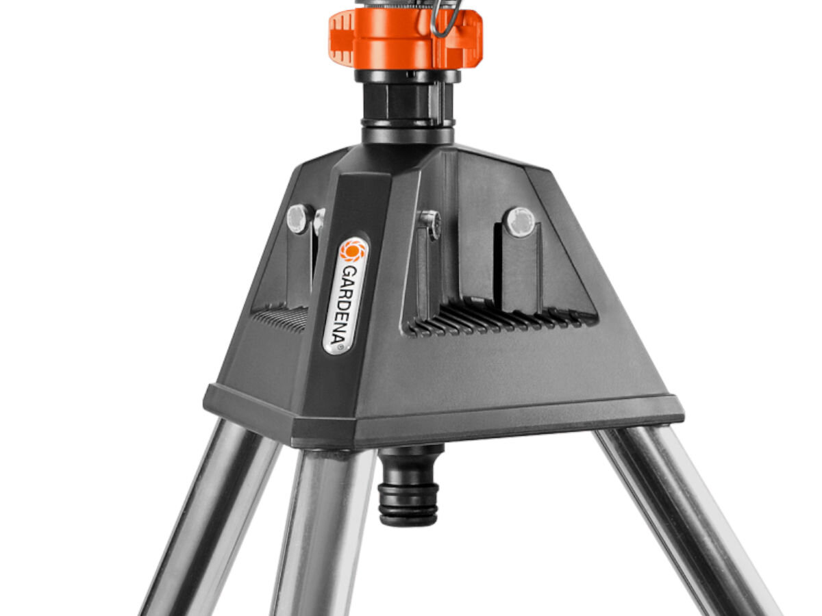 Zraszacz GARDENA Premium na statywie 8138-20, podlewanie, obudowa, elementy, eksploatacja, na białym tle zbliżenie na obudowe łączeniową zraszacza z nogami statywu