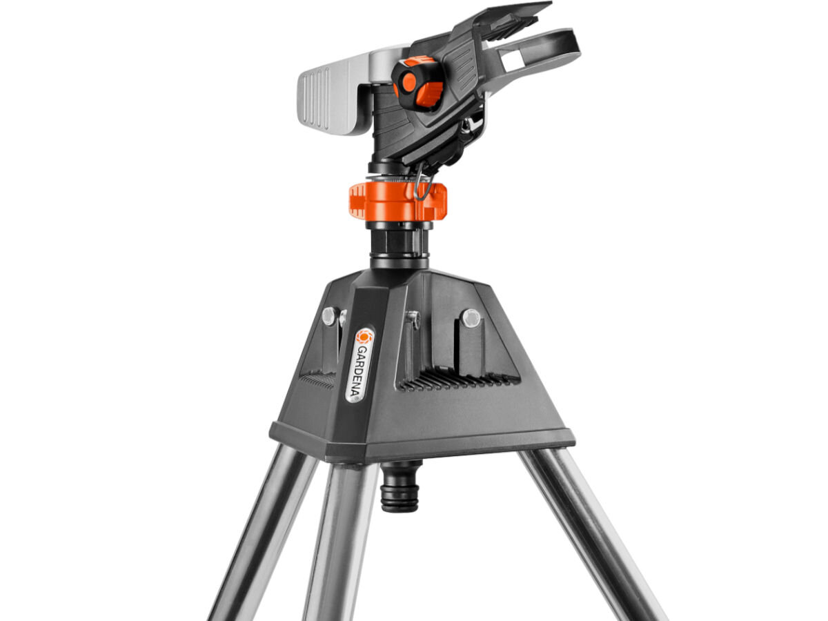 Zraszacz GARDENA Premium na statywie 8138-20, głowica, Mosiężna, rozprowadzanie, Stabilność, na białym tle zbliżenie na górną partię zraszacza wraz z obudową
