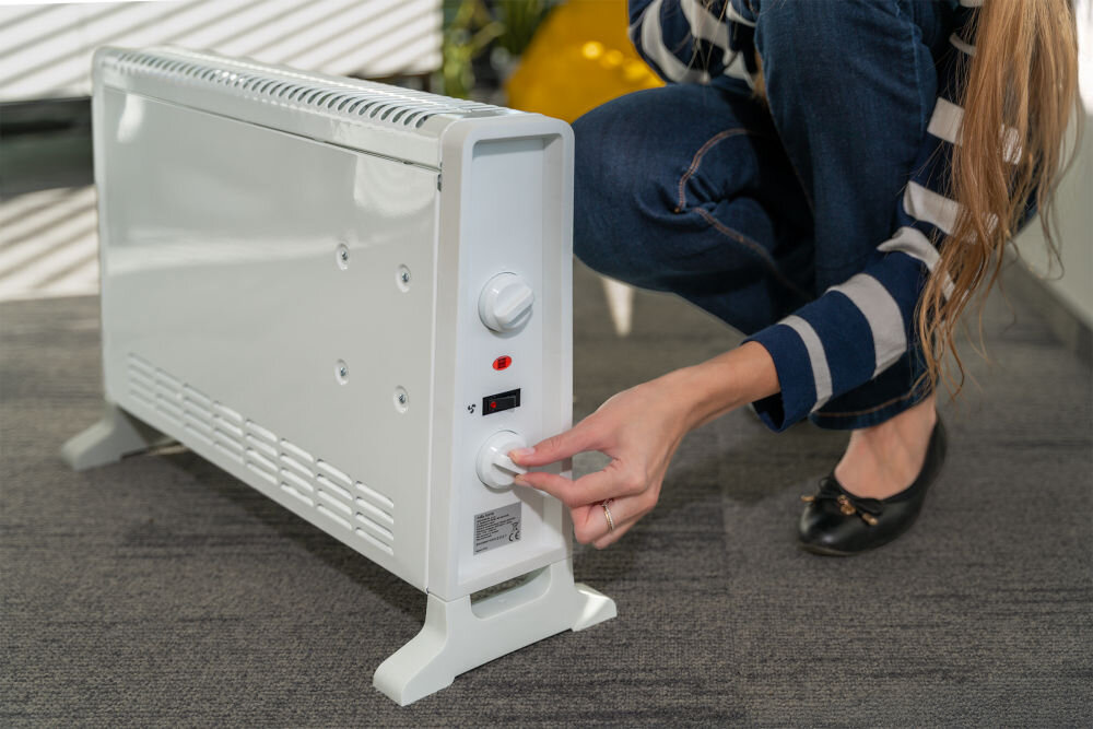 Grzejnik konwektorowy MILLA HOME MCH104 zmiana mocy dwie grzałki osoba modyfikująca grzanie za pomocą pokrętła