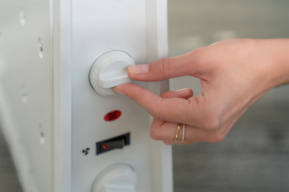 Grzejnik konwektorowy MILLA HOME MCH104 zmiana stopnia grzania osoba modyfikująca grzanie za pomocą pokrętła