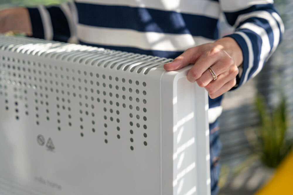 Grzejnik konwektorowy MILLA HOME MCH104 zbliżenie na uchwyty do przenoszenia proste przemieszczanie grzejnika