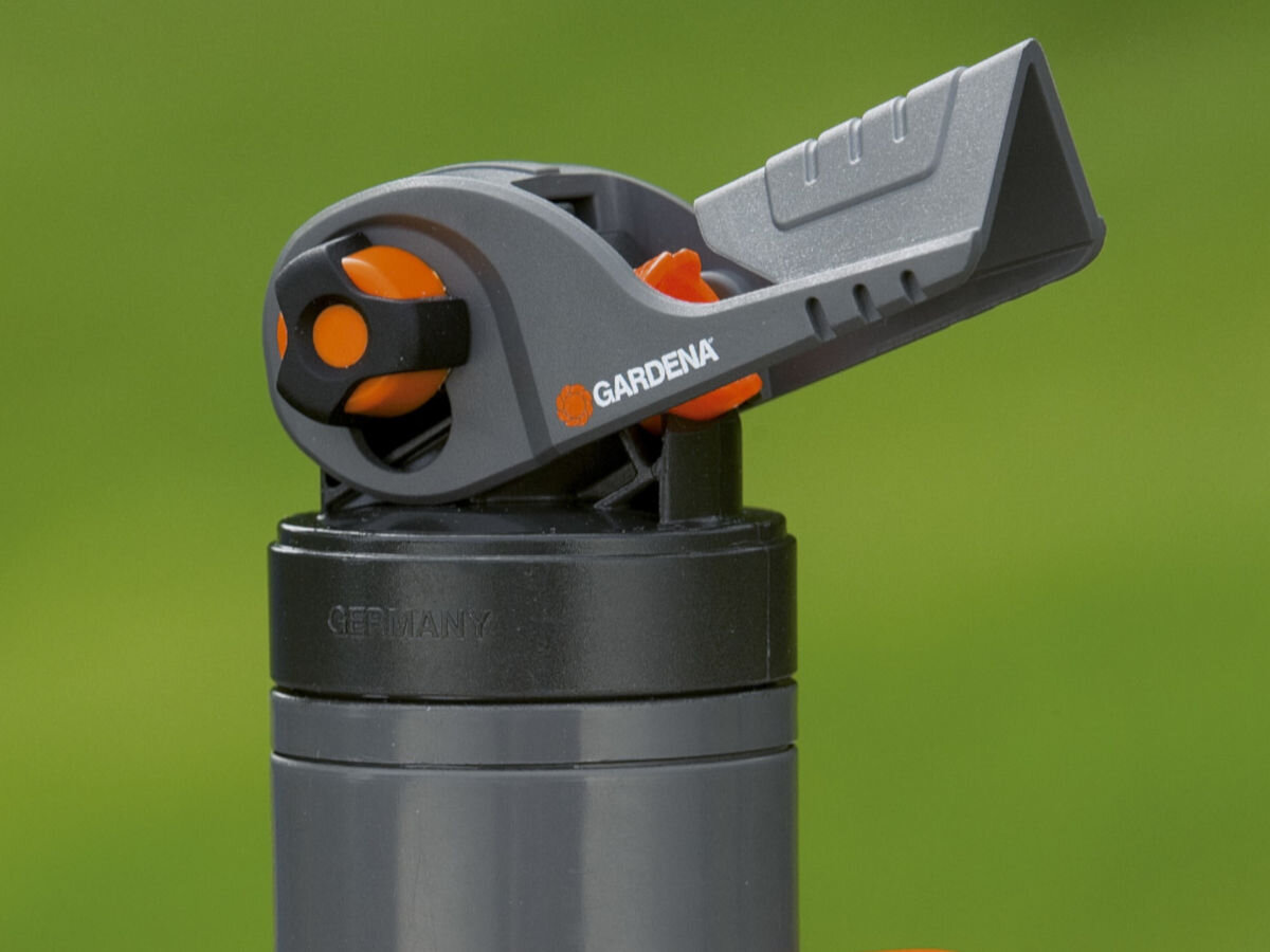 Zraszacz GARDENA Comfort na sankach 8143-20, zasięg, podlewanie, powierzchnia, zakres, zielone tło, zbliżenie na główną głowicę wypuszczającą wodę ze zraszacza