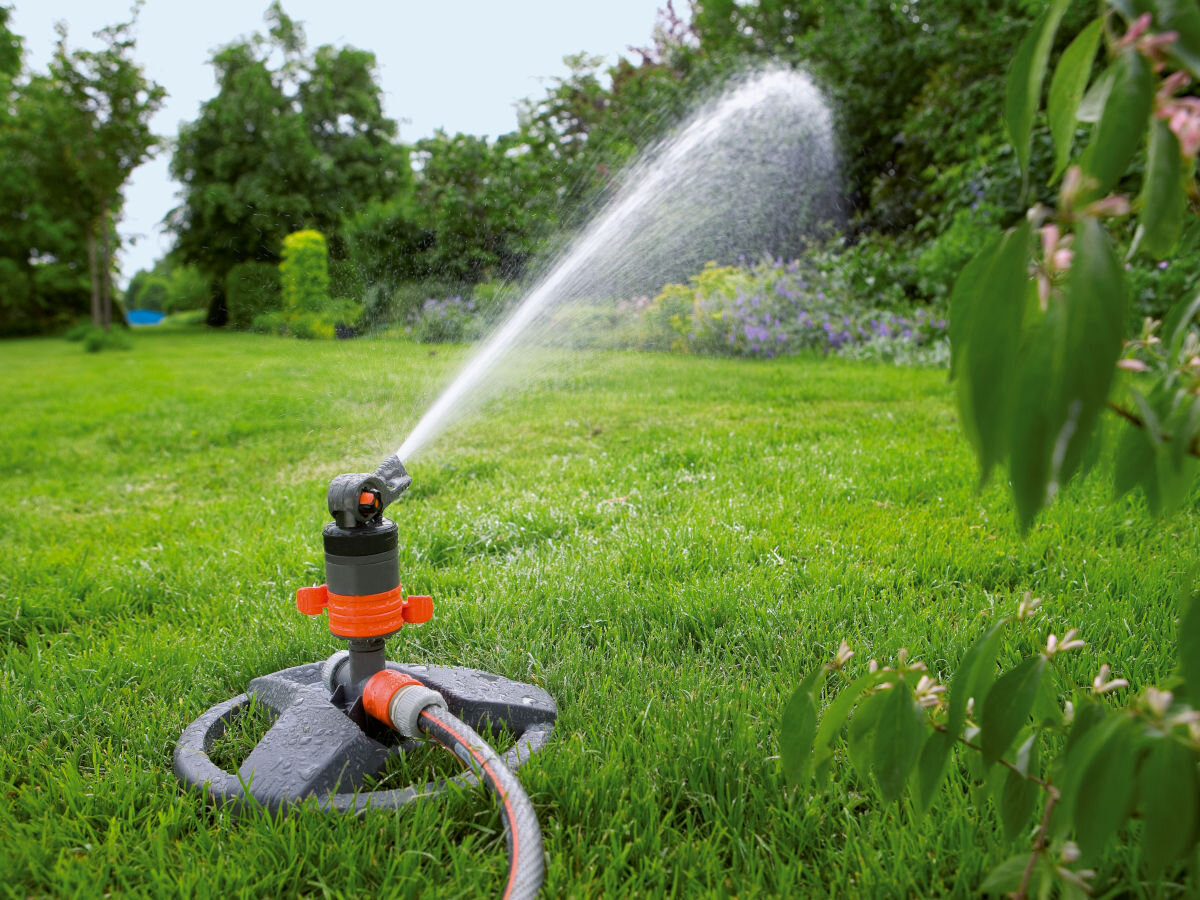 Zraszacz GARDENA Comfort na sankach 8143-20, zasięg, połączenie, łącznik, gardena, w tle ogród, zraszacz podlewa trawnik ogrodu