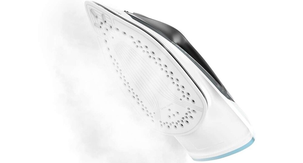 Żelazko w kolorze białym z czarnymi elementami, wydzielające parę z otworów w stopie. Produkt jest lekko uniesiony, co podkreśla jego funkcję parową.