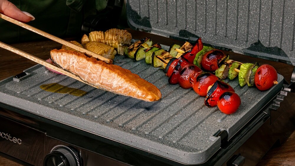Grill elektryczny CECOTEC Rock’nGrill 2200 Dual specjalna powłoka rockstone, ogranicza przywieranbie, łatwiejsze obracanie i serowoanie składników