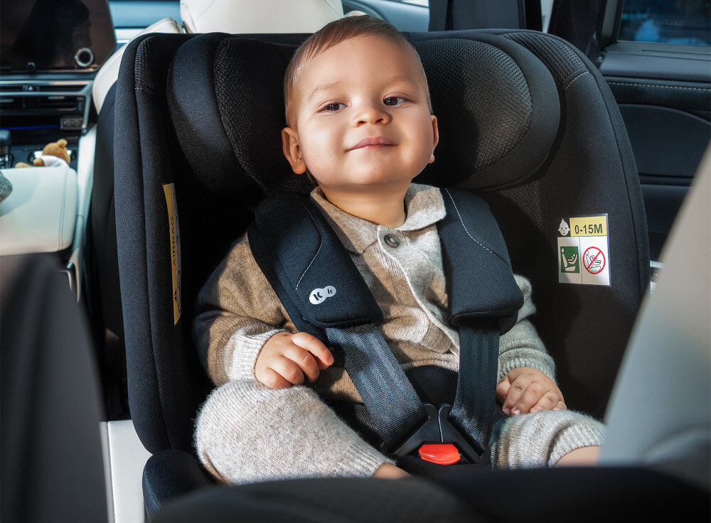 Fotelik samochodowy KINDERKRAFT I-360 2 Plus 40-150 cm (0-36 kg) Czarny wnętrze samochodu dziecko siedzi w foteliku przypięte pasami bezpieczna podróż dziecka fotelik na lata bezpieczeństwo wygoda