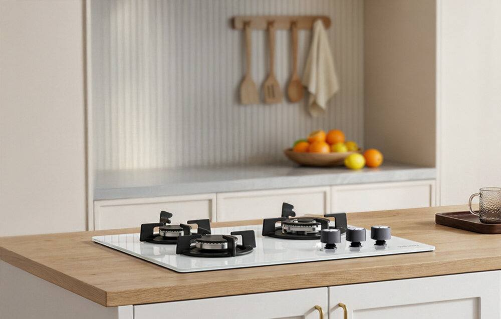 Płyta gazowa ISEASY MGBG-603 Płyta została wkomponowana w wyspę kuchenną z drewnianym blatem, tworząc harmonijną przestrzeń. Trzy palniki podkreślają praktyczność urządzenia w codziennym gotowaniu