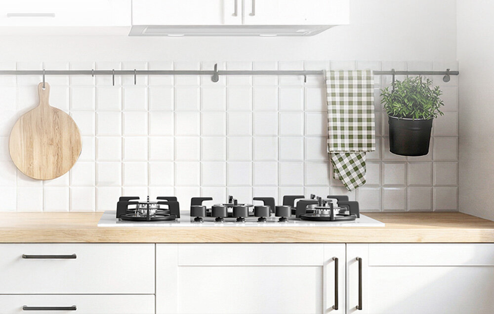 Płyta gazowa ISEASY MGBG-775 Płyta gazowa jest zamontowana na drewnianym blacie w jasnej kuchni, tworząc harmonijną i uporządkowaną przestrzeń. Trzy palniki z masywnymi rusztami podkreślają jej praktyczne zastosowanie regulacja mocy wok smażenie podgrzewanie organizacja