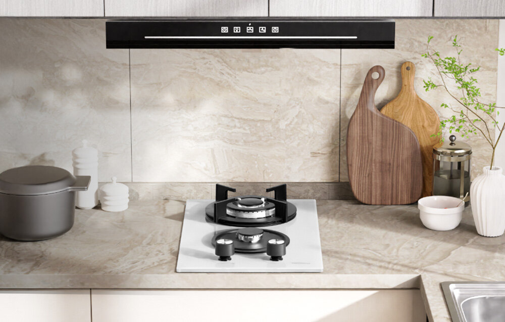 Płyta gazowa ISEASY MGBG-312A Płyta gazowa jest wkomponowana w jasny blat kuchenny, tworząc spójną i uporządkowaną przestrzeń do gotowania. Otoczenie z deskami i naczyniami podkreśla jej praktyczne zastosowanie w codziennych czynnościach płyta gazowa dwupalnikowa szkło zabudowa kompaktowa 2 palniki 3300W 1000W regulacja mocy