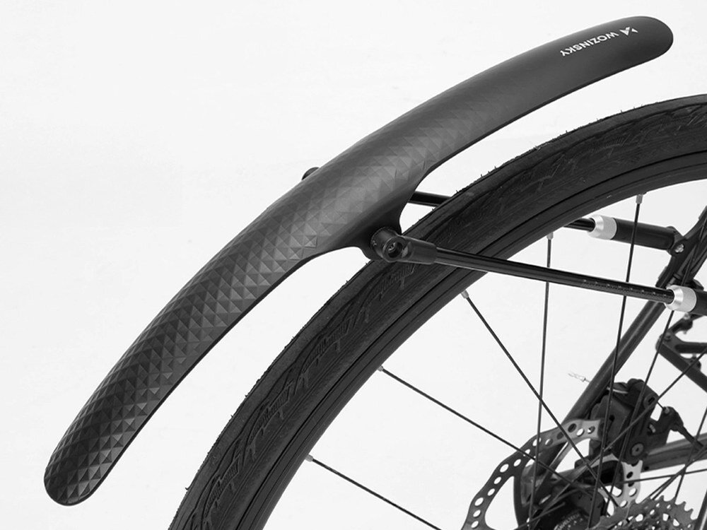 Błotnik rowerowy WOZINSKY WBR-01, błotnik, ochrona, woda, błoto, Czarny tylny błotnik z teksturą na białym tle.