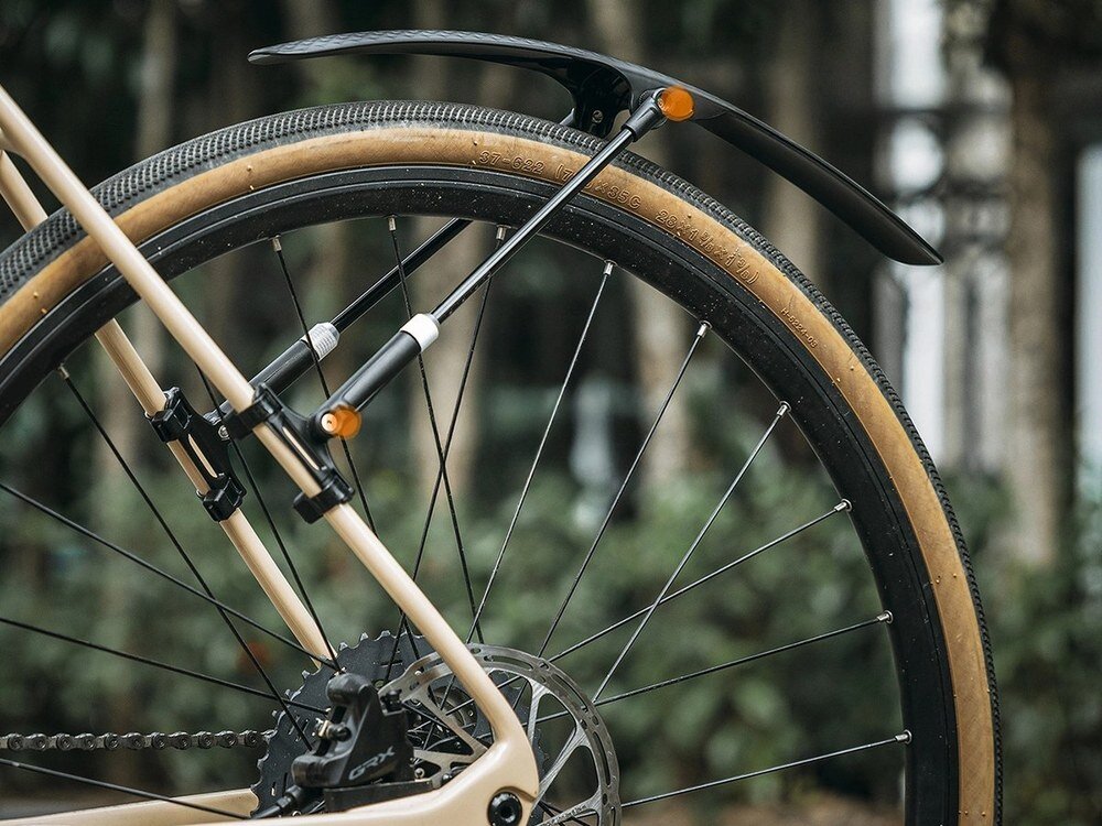 Błotnik rowerowy WOZINSKY WBR-01, uniwersalny, montaż, szosa, gravel, Przedni błotnik zamontowany na widelcu roweru.