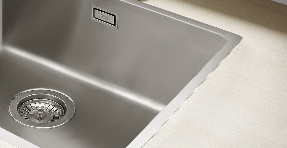 ZLEWOZMYWAK ROCA ROMA 70 A870P10700 STAL NIERDZEWNA Zbliżenie prezentuje wnętrze zlewu ze stali nierdzewnej wraz z odpływem i przelewem. Gładkie wykończenie komory akcentuje estetykę oraz łatwość utrzymania czystości zlew stalowy zerowa porowatość łatwe czyszczenie
