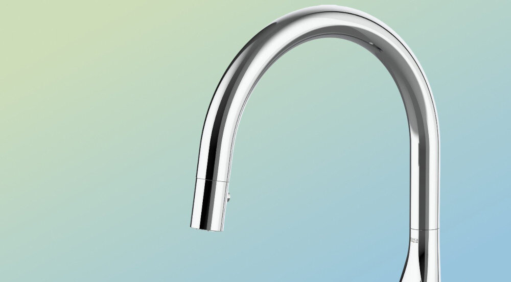 BATERIA KUCHENNA ROCA GLERA A5A814DC00 CHROM Przedstawiono górną część baterii z wygiętą wylewką na jednolitym, kolorowym tle. Ujęcie eksponuje opływowy kształt i gładką, połyskującą powierzchnię armatury wyciągana wylewka zwiększony zasięg strumienia łatwe mycie garnków