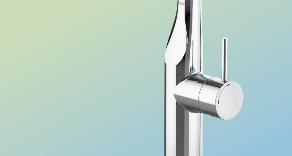 BATERIA KUCHENNA ROCA GLERA A5A814DC00 CHROM Na zdjęciu pokazano dolną część baterii wraz z bocznym uchwytem do regulacji temperatury i strumienia wody. Zbliżenie podkreśla ergonomiczny kształt dźwigni oraz precyzyjne sterowanie powłoka Evershine trwałość powierzchnia ochrona