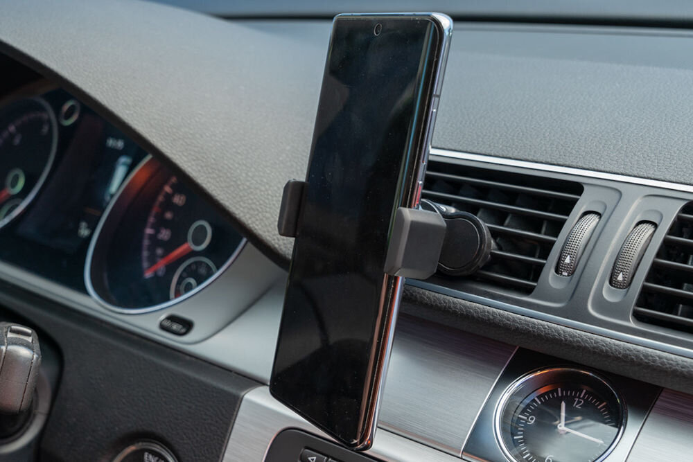 Uchwyt samochodowy WANDOO WCH100 przegub obrotowy 360 stopni pion poziom mapa nawigacja regulacja kąta ekranu Smartfon zamontowany w pionowym uchwycie samochodowym na kratce nawiewu, widok na deskę rozdzielczą.