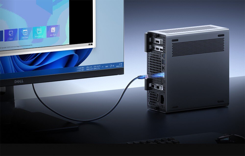 Komputer MINISFORUM MS-02 Mały komputer z widocznymi portami na tylnej obudowie podłączony kablem do monitora